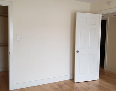 909 Reinli St - Photo Thumbnail 9