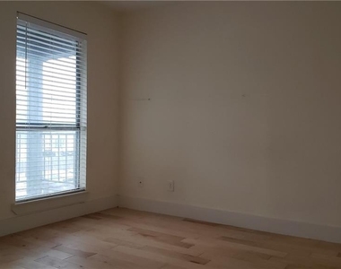 909 Reinli St - Photo Thumbnail 8