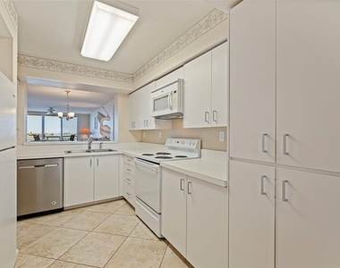6105 Bahia Del Mar Circle - Photo Thumbnail 7