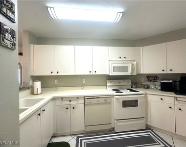 6880 Huntington Lakes Circle - Photo Thumbnail 13