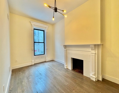 364 Bainbridge Street - Photo Thumbnail 2