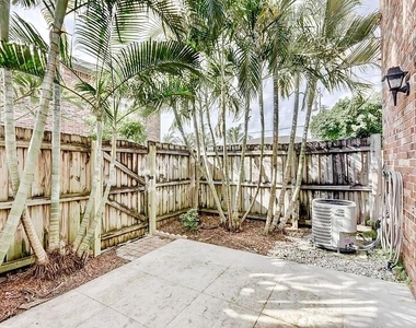 413 N Cypress Drive - Photo Thumbnail 18