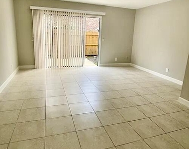 413 N Cypress Drive - Photo Thumbnail 4
