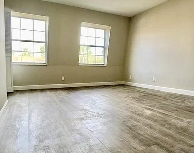 413 N Cypress Drive - Photo Thumbnail 8
