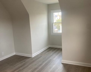 12 Bayview Avenue - Photo Thumbnail 11