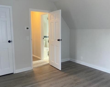 12 Bayview Avenue - Photo Thumbnail 14