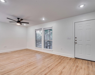 704 W 21st St - Photo Thumbnail 4