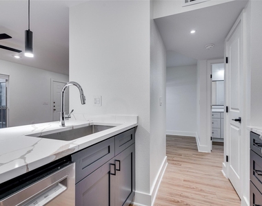704 W 21st St - Photo Thumbnail 12