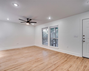 704 W 21st St - Photo Thumbnail 3