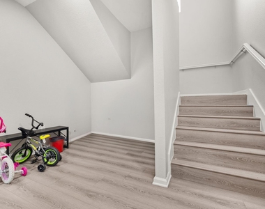 8534 Woodlyn Road - Photo Thumbnail 15