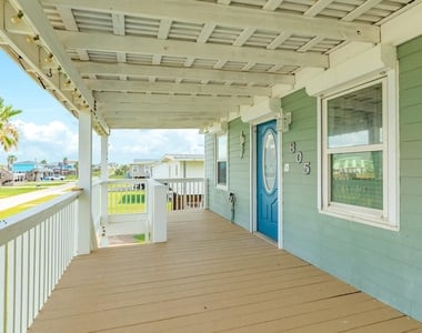 805 Seashell Drive - Photo Thumbnail 2