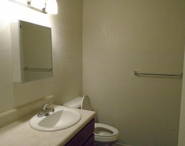 909 W 7th St - Photo Thumbnail 9