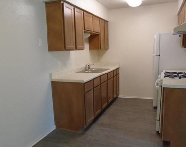 909 W 7th St - Photo Thumbnail 7