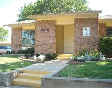 105 Northgate Circle - Photo Thumbnail 1