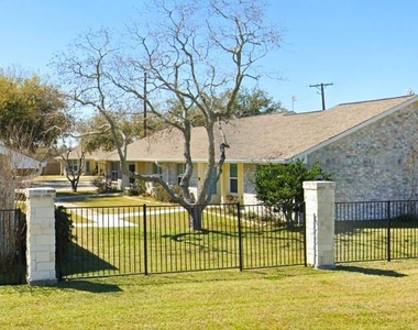 1201 N Live Oak - Photo Thumbnail 4