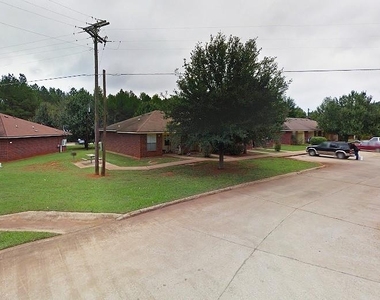 1000 Desoto Drive - Photo Thumbnail 3