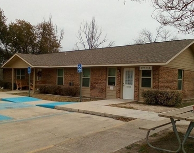 111 Nw Main Street - Photo Thumbnail 3