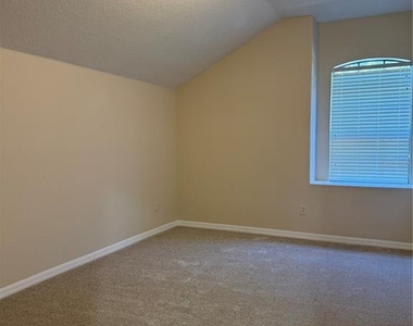713 Bridgeford Crossing Boulevard - Photo Thumbnail 32