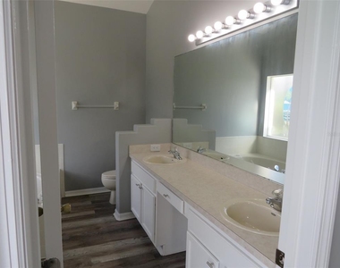 16625 Palm Spring Drive - Photo Thumbnail 11