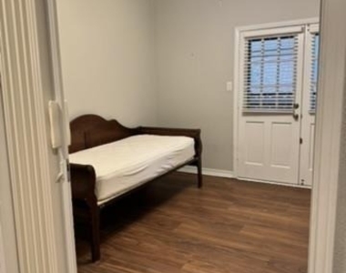 4347 Bellaire Drive S - Photo Thumbnail 8