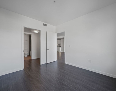 5800 Harold Way - Photo Thumbnail 10