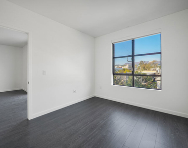5800 Harold Way - Photo Thumbnail 9