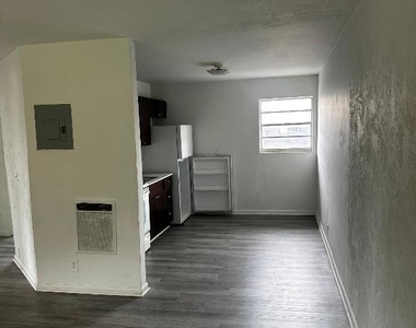 1120 N Sapodilla Avenue - Photo Thumbnail 4
