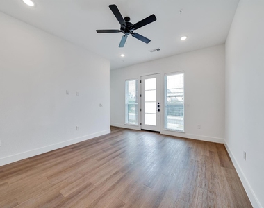 1601-340 Mustang Drive - Photo Thumbnail 2