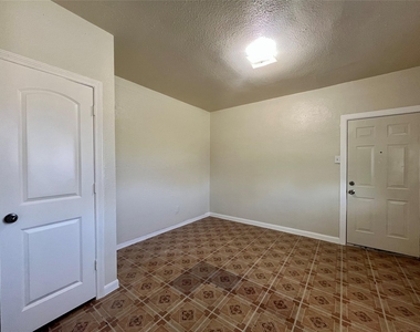 2705 Lorraine Street - Photo Thumbnail 4
