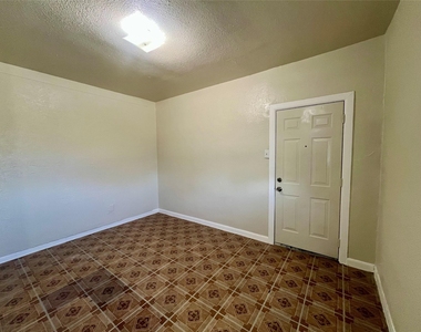 2705 Lorraine Street - Photo Thumbnail 3