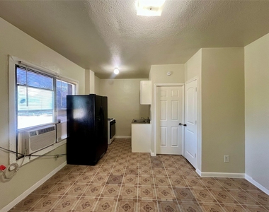 2705 Lorraine Street - Photo Thumbnail 6