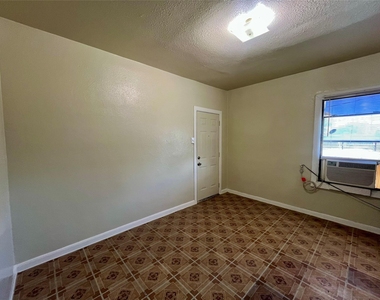 2705 Lorraine Street - Photo Thumbnail 2