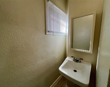 2705 Lorraine Street - Photo Thumbnail 11