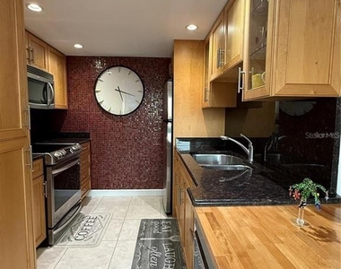 880 Mandalay Avenue - Photo Thumbnail 8