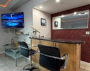 880 Mandalay Avenue - Photo Thumbnail 7