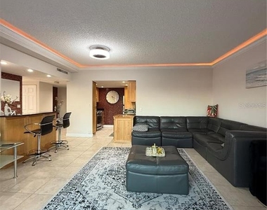 880 Mandalay Avenue - Photo Thumbnail 6