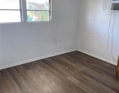 8508 Sw 16th Court - Photo Thumbnail 3