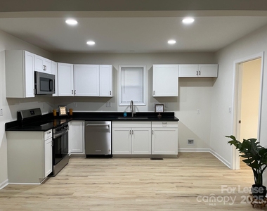 39 E White Street - Photo Thumbnail 4