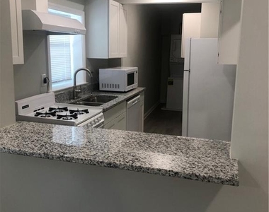 700 Lynn Circle Sw - Photo Thumbnail 4