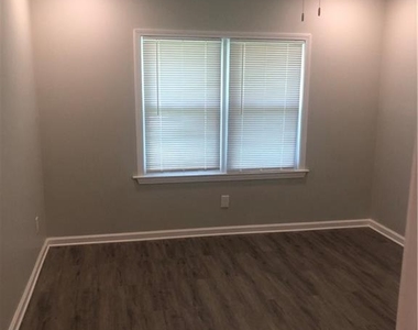 700 Lynn Circle Sw - Photo Thumbnail 10