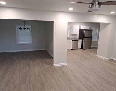 700 Lynn Circle Sw - Photo Thumbnail 2