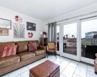 6300 Seawall Boulevard - Photo Thumbnail 8