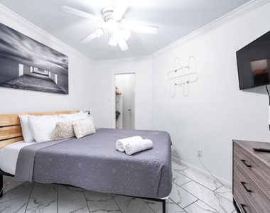 6300 Seawall Boulevard - Photo Thumbnail 7