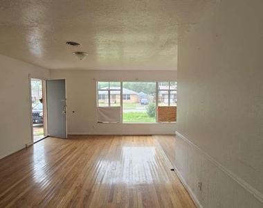 121 E Riverwood Drive - Photo Thumbnail 2