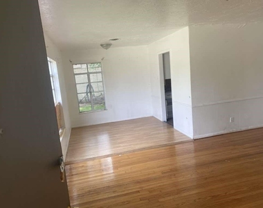 121 E Riverwood Drive - Photo Thumbnail 8