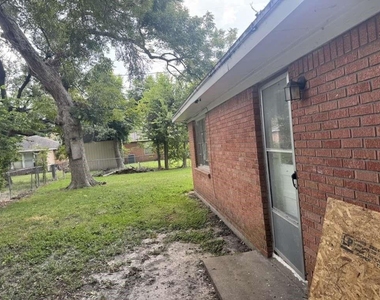 121 E Riverwood Drive - Photo Thumbnail 10