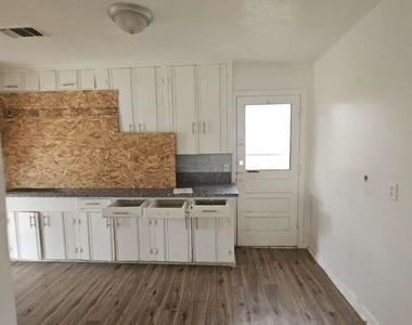 121 E Riverwood Drive - Photo Thumbnail 4