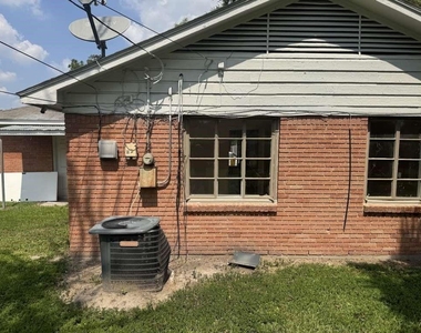 121 E Riverwood Drive - Photo Thumbnail 11