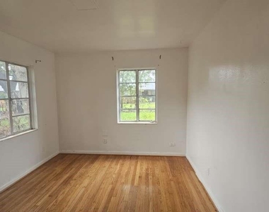 121 E Riverwood Drive - Photo Thumbnail 7