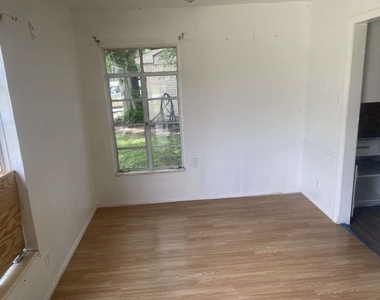 121 E Riverwood Drive - Photo Thumbnail 9